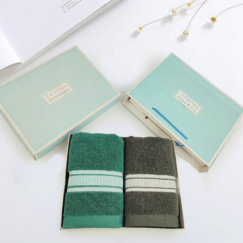 High-quality terry bath towel with elegant border. Skanto