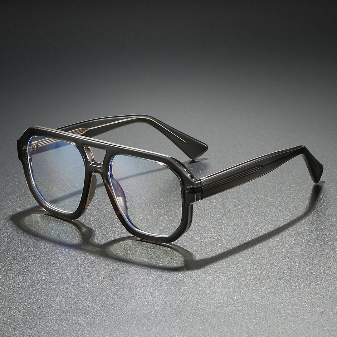 Dame solbrille i moderne urban design med bred kant Skanto