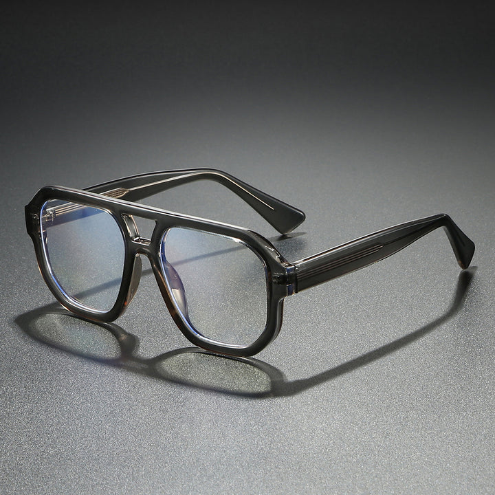 Dame solbrille i moderne urban design med bred kant Skanto