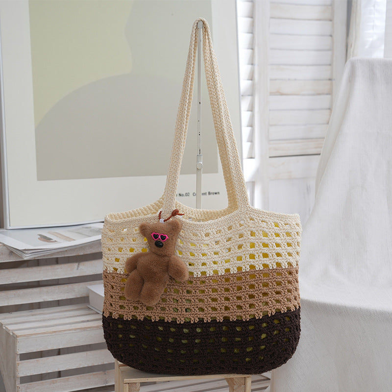 Håndlaget kurvveske med søtt anheng Skanto