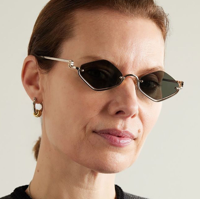 Dame trendy kvadratisk solbrille med filigran metallramme Skanto