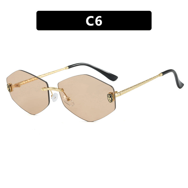 Dame geometrisk solbrille i moderne design med elegant metallramme Skanto