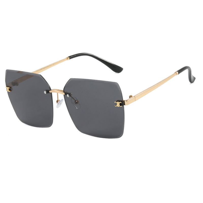 Dame firkantet solbrille i moderne design med filigran metallramme Skanto