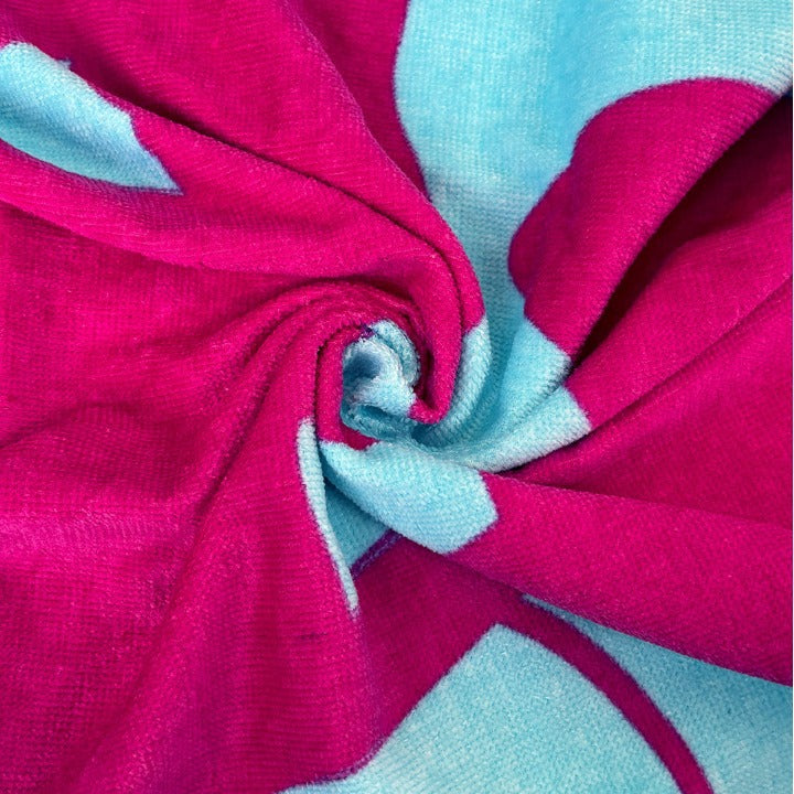 Strandhåndkle med livlig flamingo-mønster og geometrisk design Skanto
