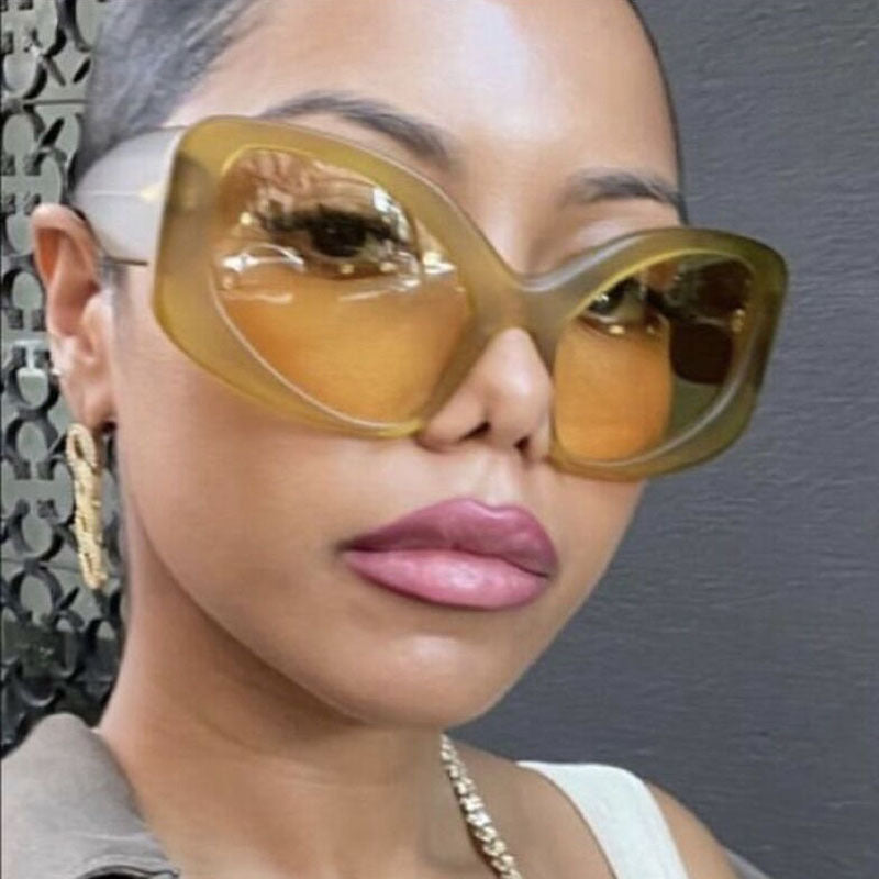 Dame elegant oversized solbrille med markant design Skanto