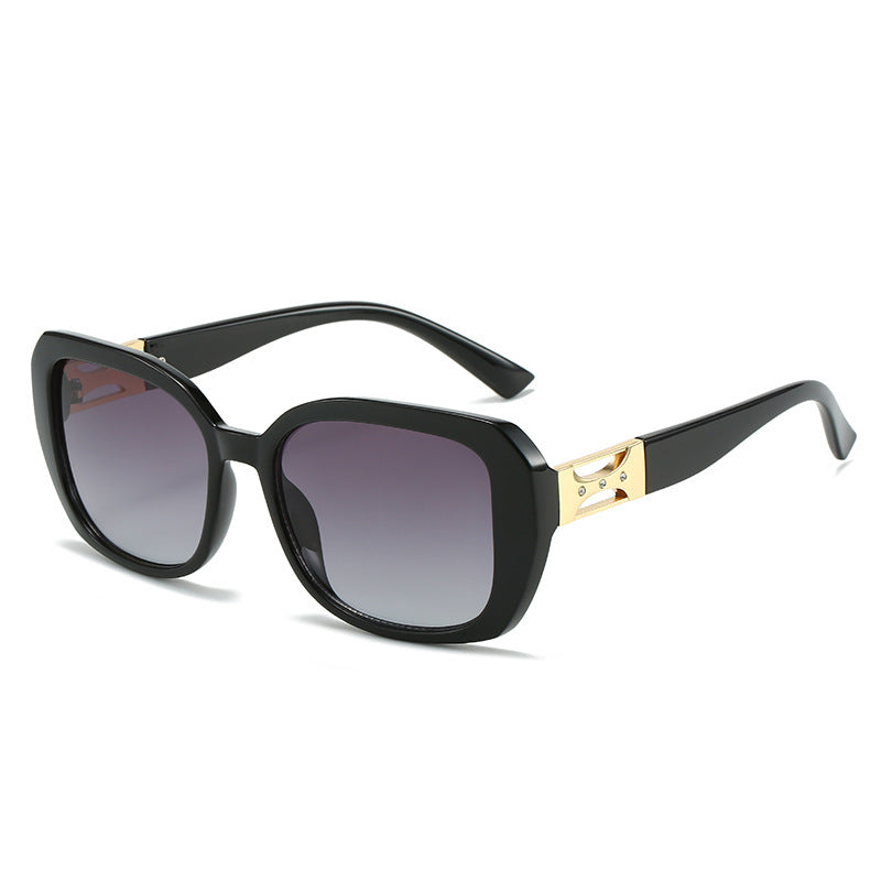 Dame Designer-solbrille med luksuriøst aksentuert ramme Skanto