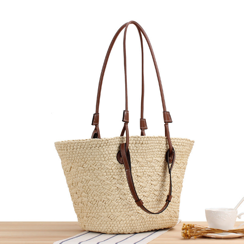 Beach bag made of handmade natural material with sturdy leather handle Skanto