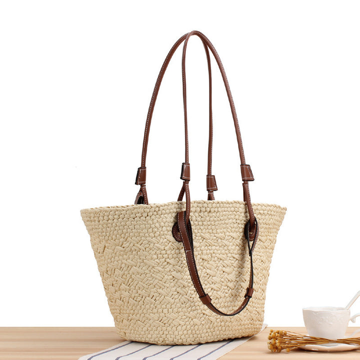 Beach bag made of handmade natural material with sturdy leather handle Skanto