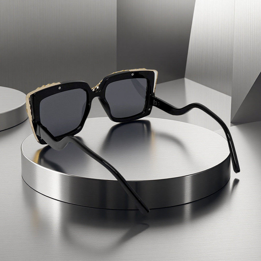 Dame moteriktig oversized solbrille med kjederamme Skanto