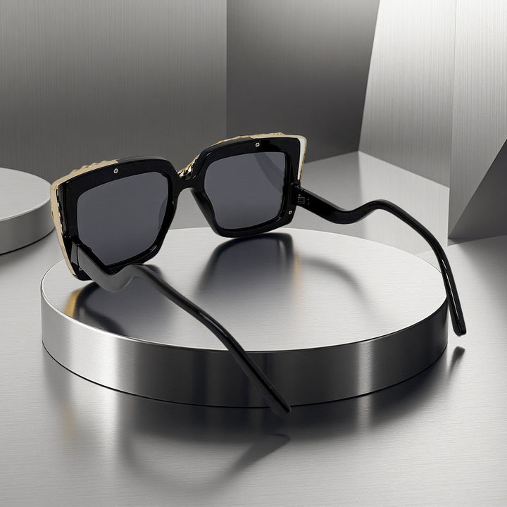 Dame moteriktig oversized solbrille med kjederamme Skanto