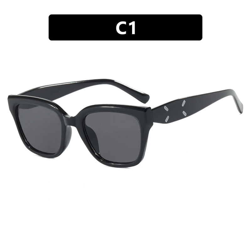 Dame moteriktig kvadratisk solbrille med UV-beskyttelse og elegant plastramme Skanto