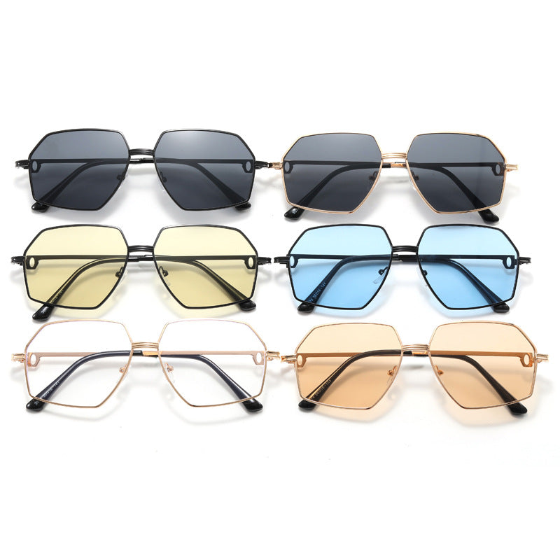 Dame Stilig geometrisk solbrille med edel metallramme Skanto