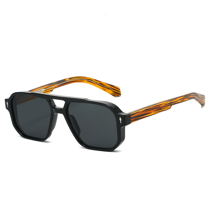 Dame moter solbrille i urban design med polariserte glass Skanto