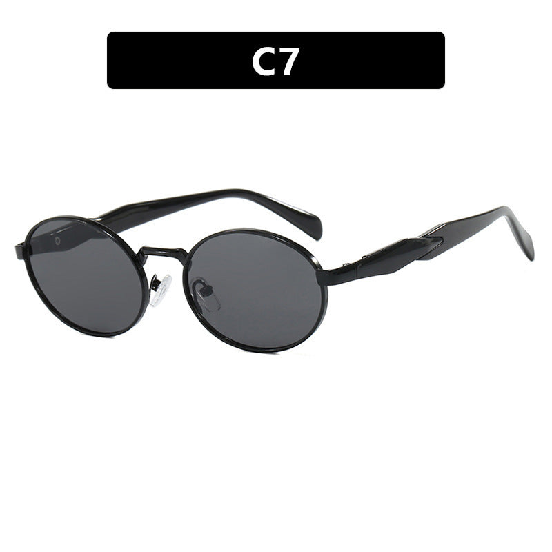 Dame moteriktig solbrille i elegant ovaldesign med trendy detaljer Skanto