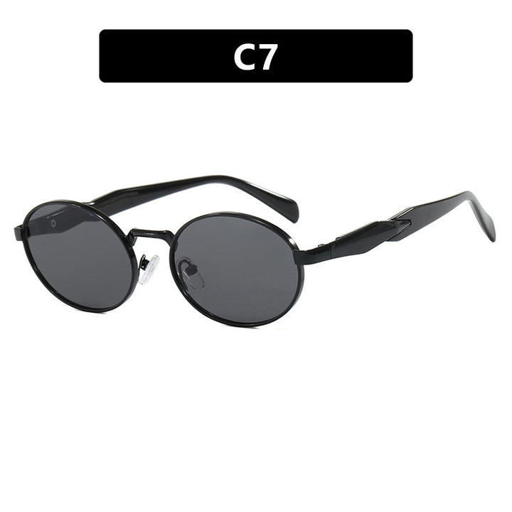Dame moteriktig solbrille i elegant ovaldesign med trendy detaljer Skanto