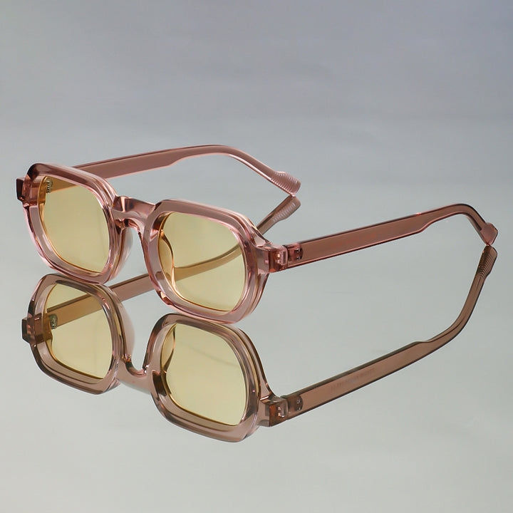 Dame moteriktig solbrille i moderne design med bred ramme Skanto
