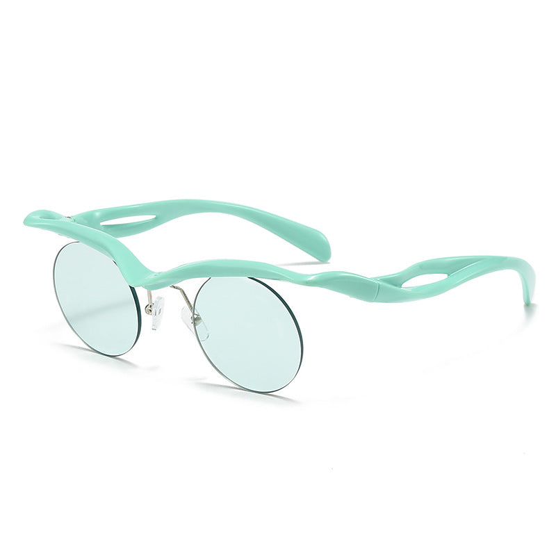 Dame moteriktig solbrille med innovativ ramme Skanto