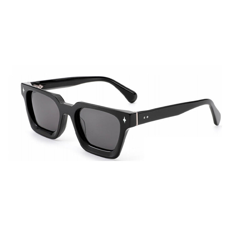 Dame solbrille i moderne design med bred ramme og høyverdig UV-beskyttelse Skanto
