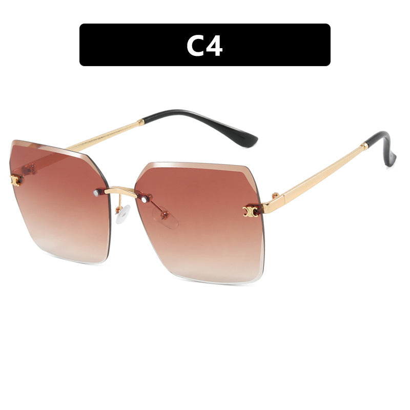 Dame firkantet solbrille i moderne design med filigran metallramme Skanto