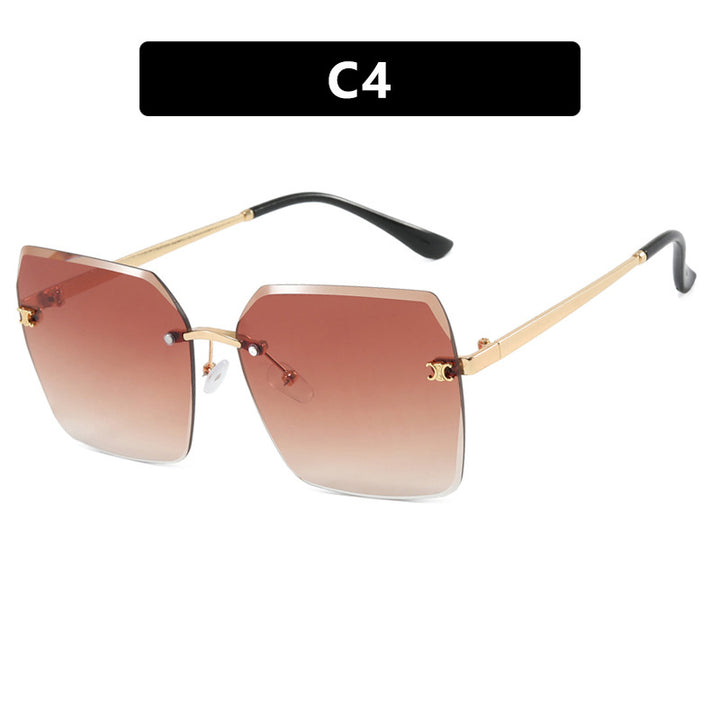 Dame firkantet solbrille i moderne design med filigran metallramme Skanto