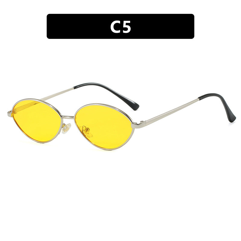 Dame moteriktig solbrille med ovalt design og polariserte linser Skanto