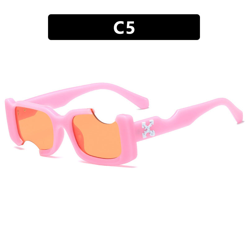 Dame moteriktig solbrille med markant design og robust plastramme Skanto