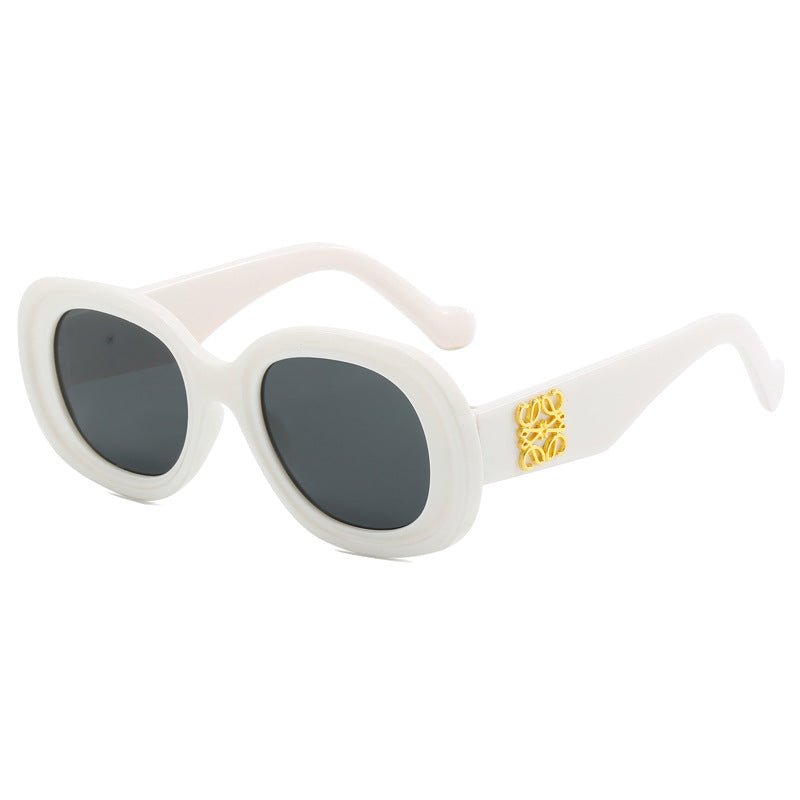 Dame moteriktig vintage-solbrille med spesielle dekorasjoner Skanto