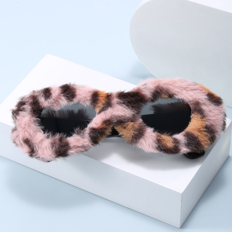 Dame moteriktig solbrille i trendy fleece-design Skanto