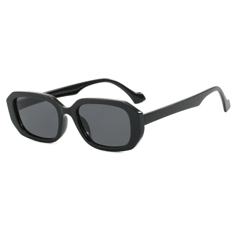Dame moteriktig solbrille med elegant geometrisk design Skanto