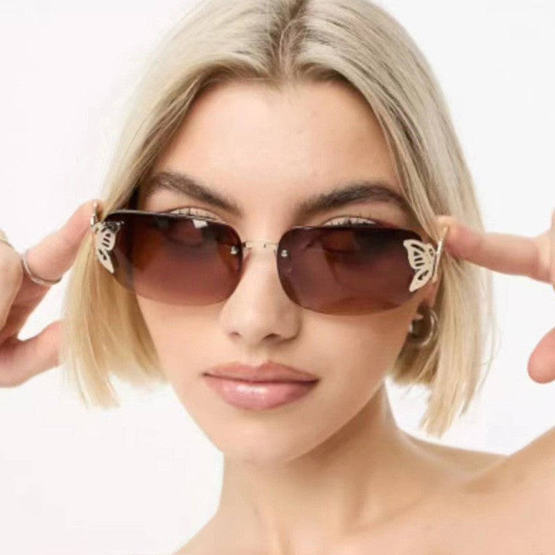 Dame moteriktig solbrille med filigran sommerfugldesign og beskyttende glass Skanto
