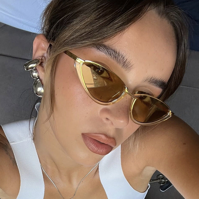 Dame futuristiske Cat-Eye solbriller med gyldne detaljer Skanto
