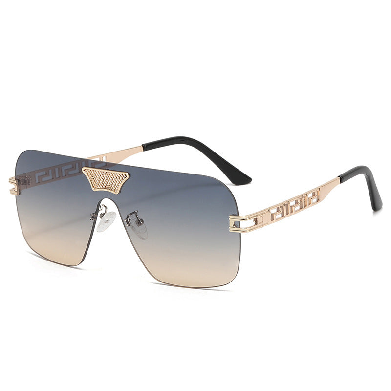 Dame moteriktig solbrille i futuristisk stil med fremragende ramme Skanto