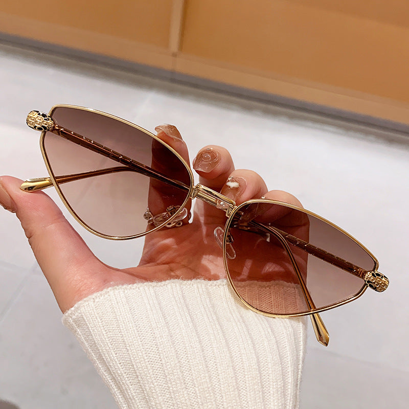 Dame designer solbrille med stilig cat-eye design og luksuriøs ramme Skanto