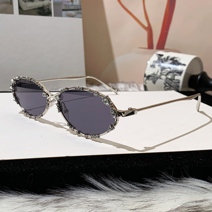 Dame eksklusiv solbrille med glitrende strass-dekor og elegant metallramme Skanto