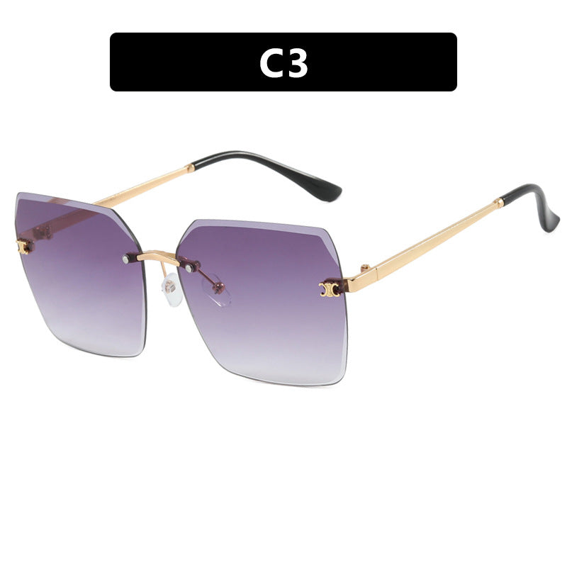 Dame firkantet solbrille i moderne design med filigran metallramme Skanto