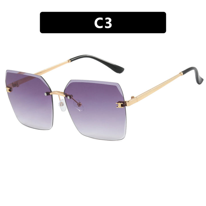 Dame firkantet solbrille i moderne design med filigran metallramme Skanto