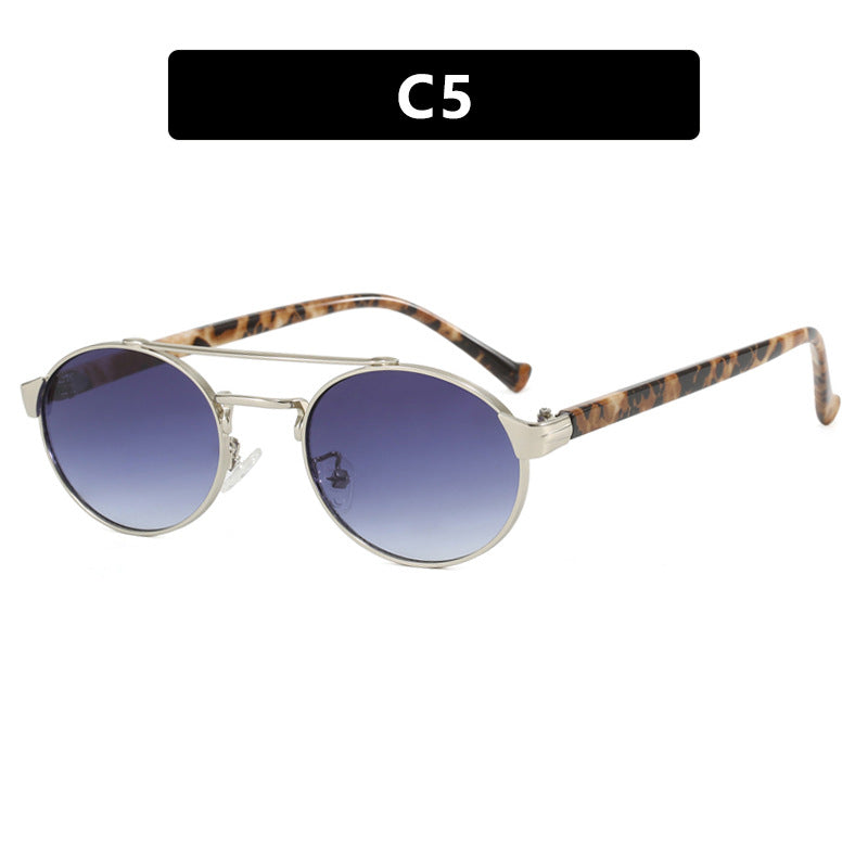 Dame moteriktig solbrille i stilfullt rundt design med gull aksenter Skanto