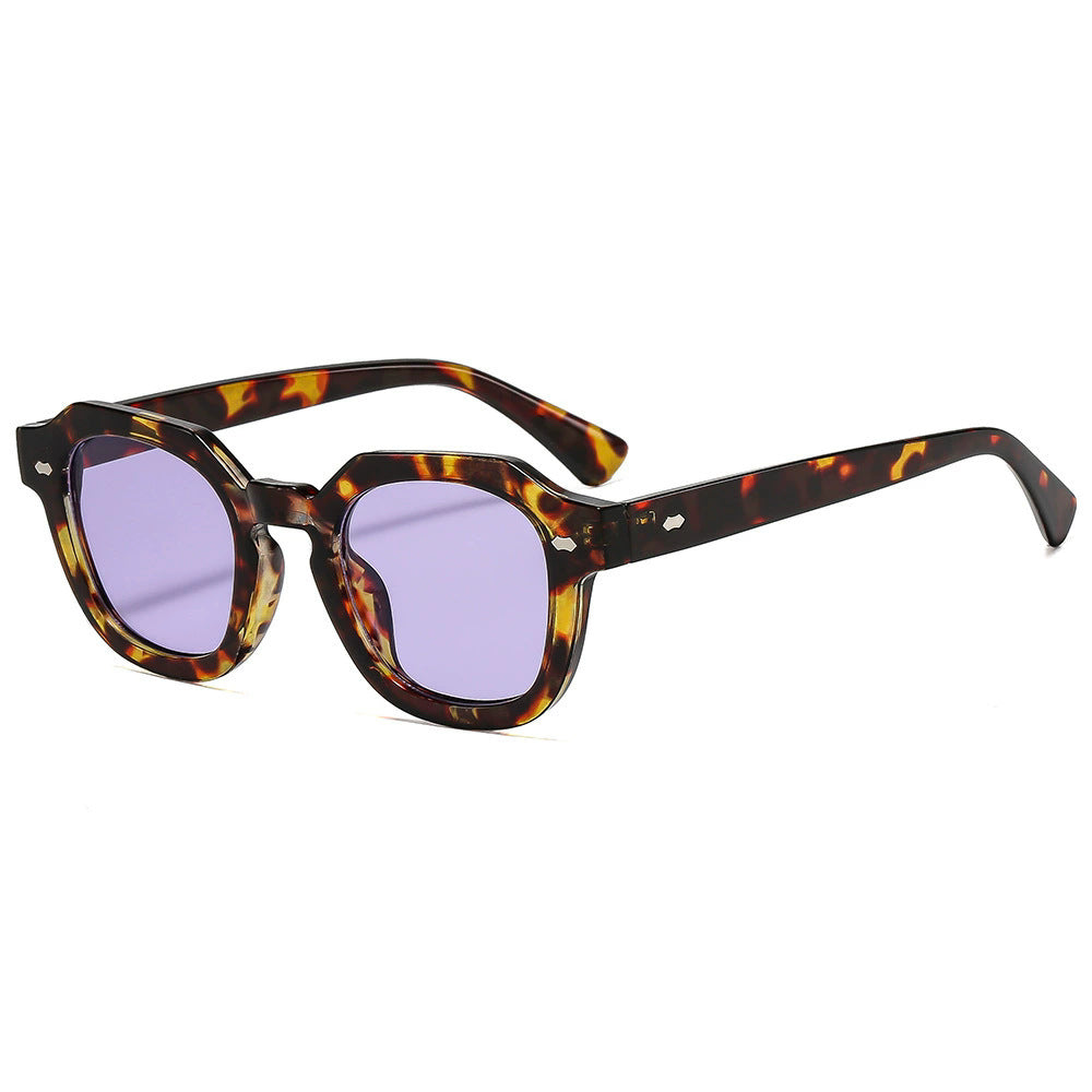 Dame solbrille i moderne design med polariserte linser Skanto