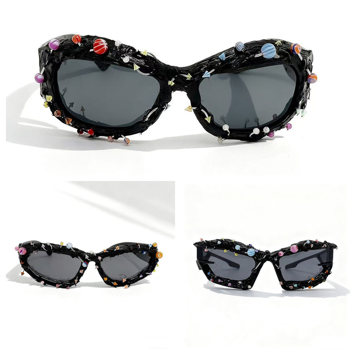 Dame solbrille med kreativ dekor og markant ramme Skanto