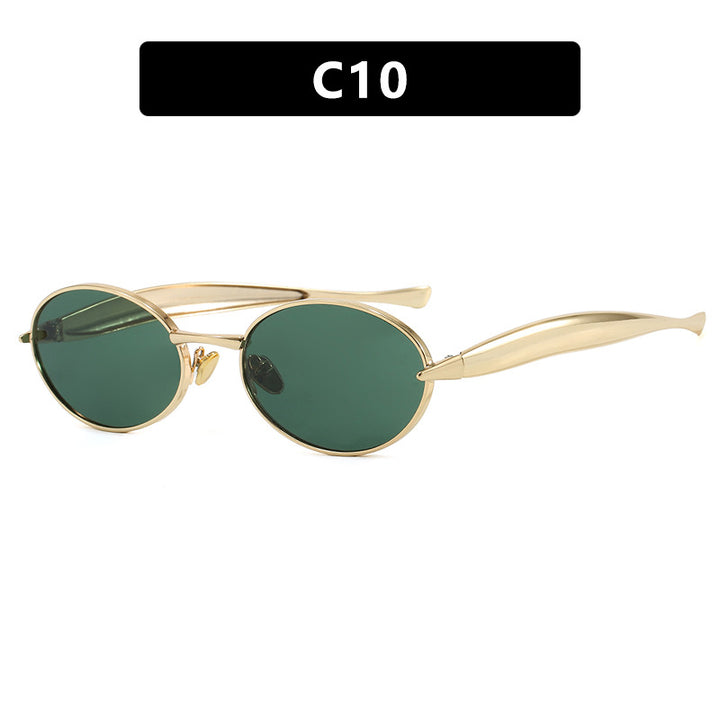 Dame moteriktig solbrille med oval ramme og glitrende detaljer Skanto