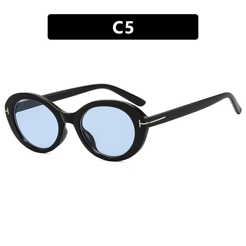 Dame moteriktig solbrille med innovativ oval ramme og UV-beskyttelse Skanto