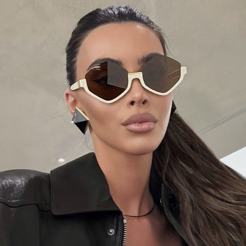 Dame moteriktig solbrille med trendy sekskantet ramme og beskyttende linser Skanto