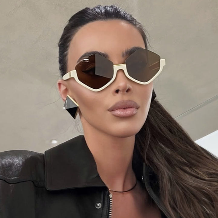 Dame moteriktig solbrille med trendy sekskantet ramme og beskyttende linser Skanto