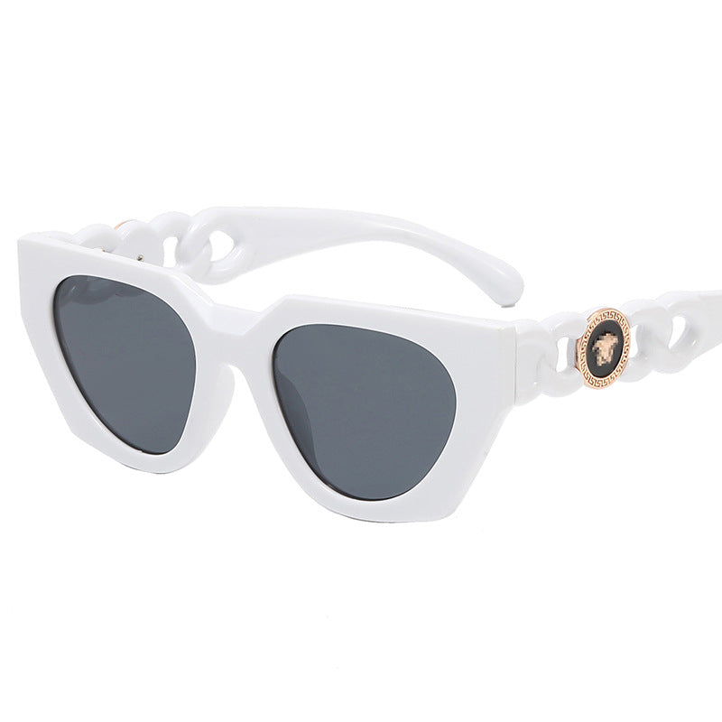 Dame moteriktig solbrille med ekstravagant design og luksuriøse detaljer Skanto