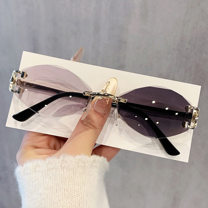 Dame futuristisk solbrille med iøynefallende heksagonalramme og høykvalitets glitrende aksenter Skanto