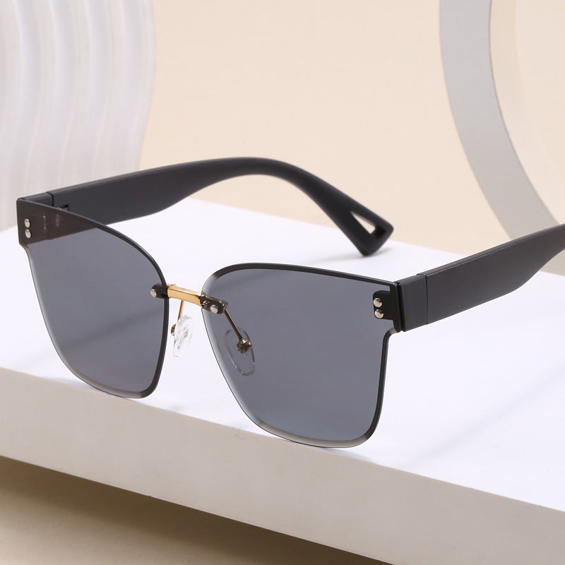 Dame stilige solbriller med elegant skjolddesign Skanto