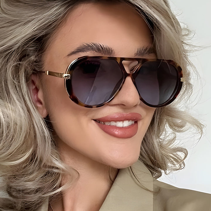 Dame fashionable solbriller i elegant pilotenstil Skanto