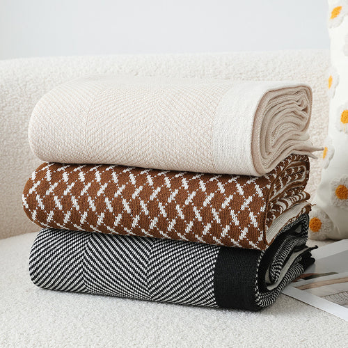 Kvinnelig Elegant Snuggle Blanket laget av Myk Strikk med Geometrisk Mønster Skanto