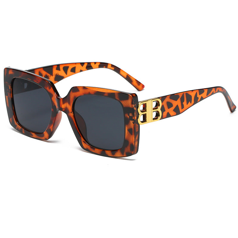 Dame oversized solbrille med elegant design og luksuriøse detaljer Skanto