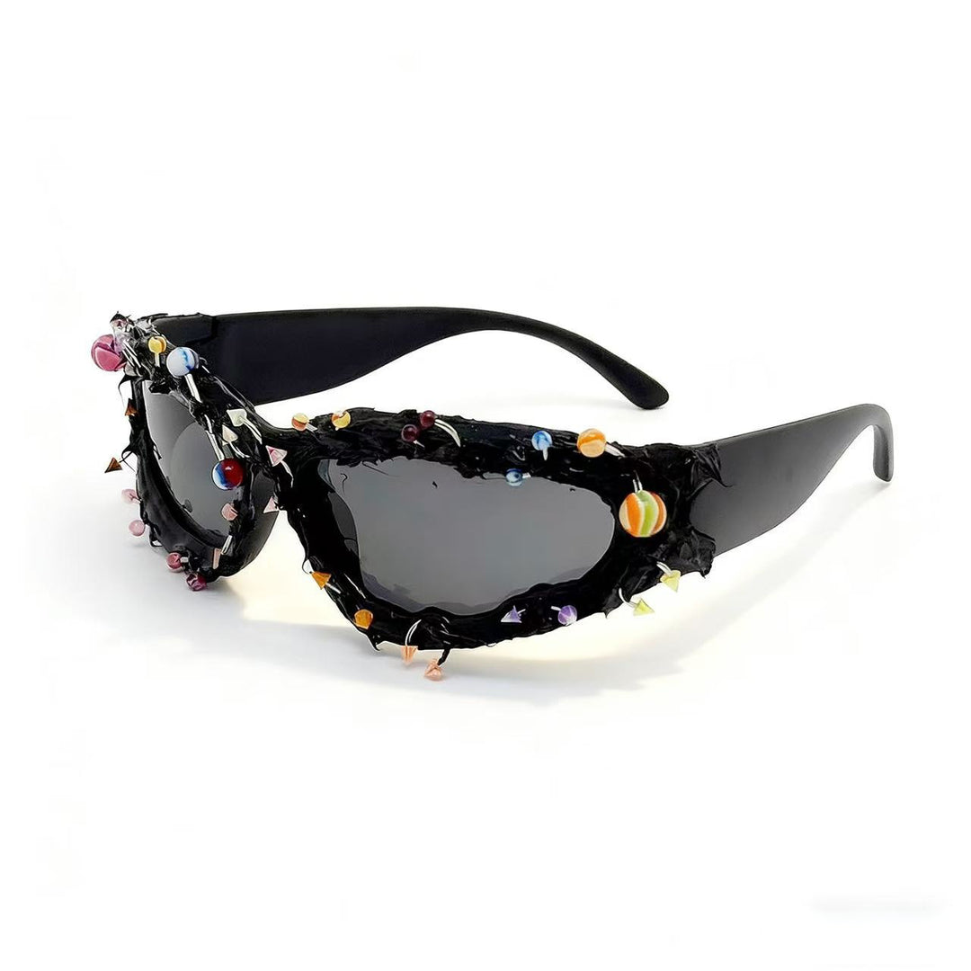 Dame solbrille med kreativ dekor og markant ramme Skanto